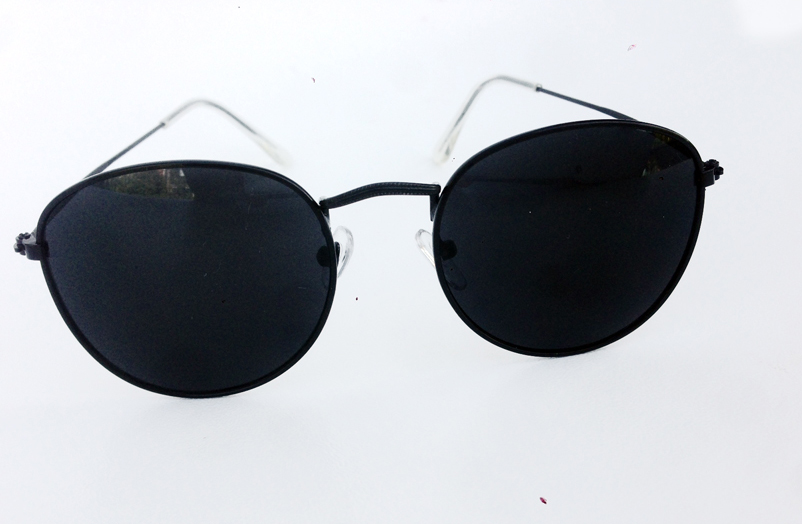 Moderigtg sort metal solbrille i rundt rayban agtigt design. | runde_solbriller