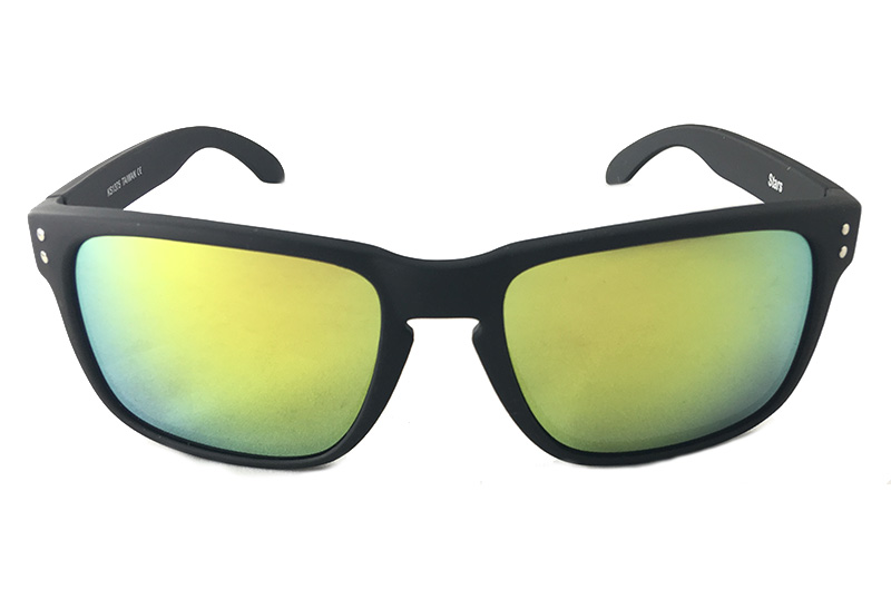 Maskulin herre solbrille, solbriller til mænd i mat sort stel med spejlrefleks glas i gule farver | billige-solbrille-nyheder