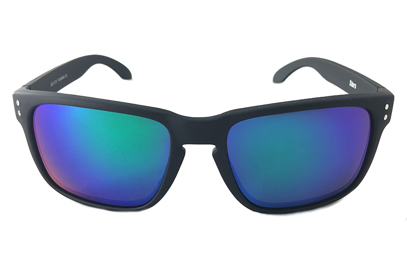 Mat sort solbrille til mænd. Moderigtig surfer / skater mode solbrille med spejlrefleksglas i grøn-blå farver | ski_racer_solbriller