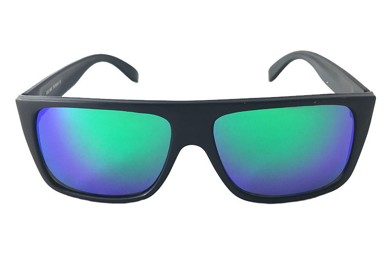 Sej mande solbrille i råt look. Mat sort stel med grønlige spejlglas | festival-solbriller