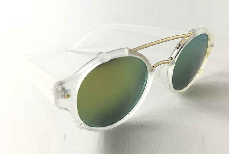 køb solbriller online her. vi har over 600 modeller, helt sikkert en for dig. Her er en mat gennemsigtig rund solbrille med gult spejlglas. | solbriller_kvinder-2