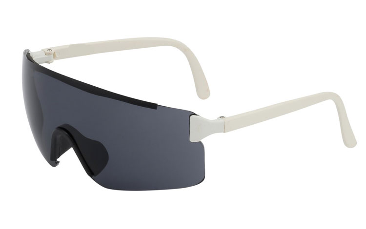 Retro skibrille. Oversize design i sort med hvide stænger.  | festival-solbriller