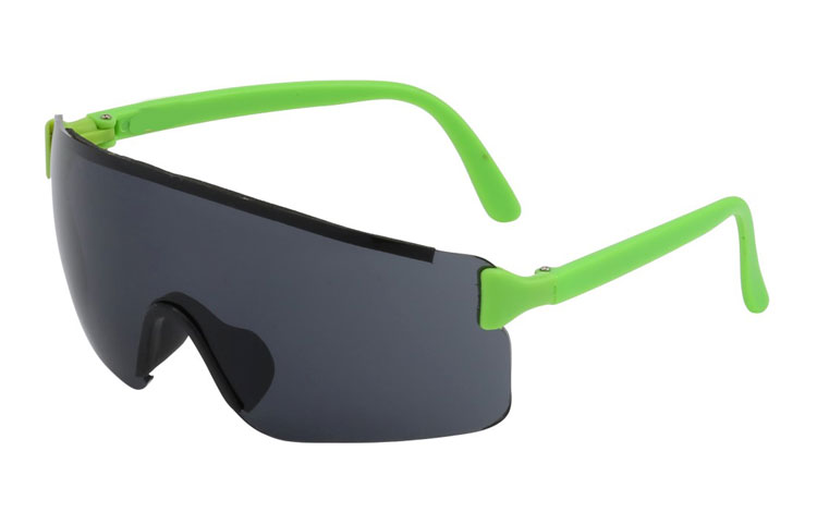 Retro skibrille. Oversize design i sort med grønne stænger. Lækker retrostil til sommerens festival | billige-solbrille-nyheder