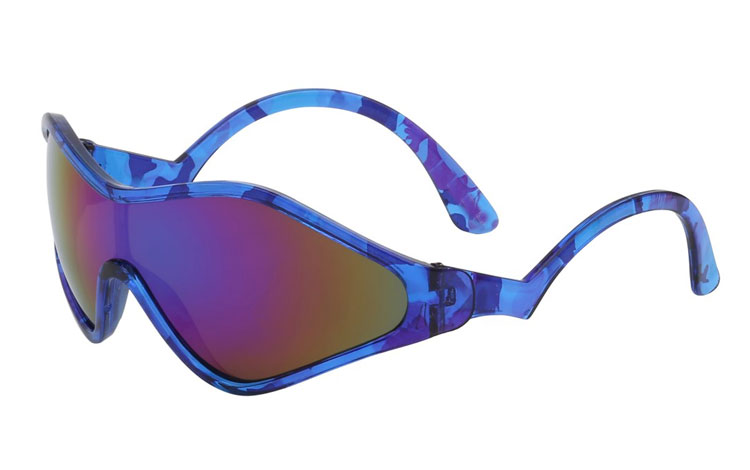 Retro skibrille i vilde retro farver. Blåt farvemix design med multifarvet spejlglas. Stængerne har et specielt design, men sidder virkelig behagelig på ansigtet og tætner godt til i siderne mod solen. | festival-solbriller