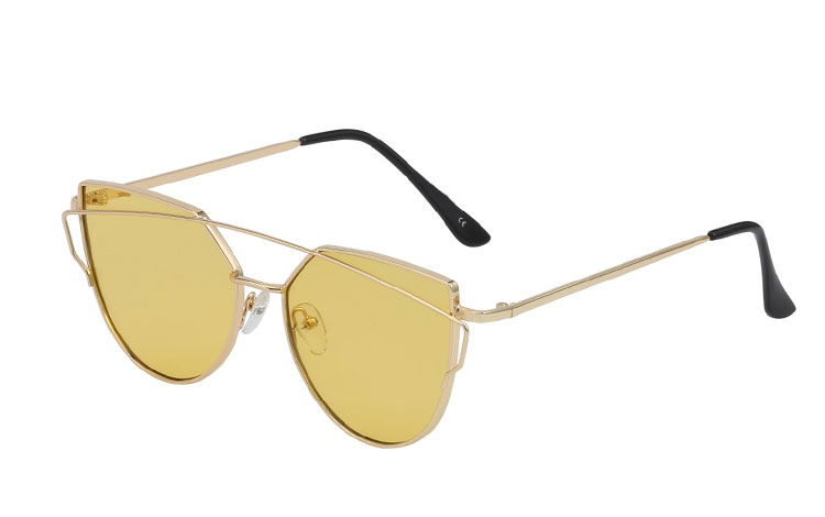 Fræk guldsolbrille i cateye look med gule linser. Virkelig flot design med smukke stel detaljer. | solbriller_kvinder