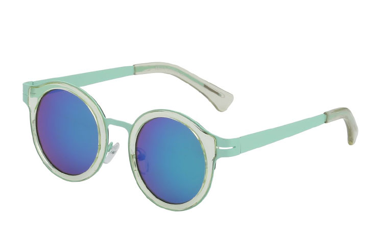 Flot pastelfarvet solbrille i lys mintgrøn. Solbrillen har et spændende design med gennemsigtig plastik og mintgrøn metal. Moderigtig design og perfekt til sommeren og sommerens mange festivaller.  | solbriller_maend