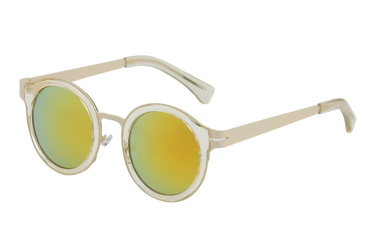 Flot pastelfarvet solbrille i lys creme-hvid. Solbrillen er i et spændende design med gennemsigtig plastik og lys creme-hvid metal med spejlglas i changerende gule nuancer. Moderigtig design og perfekt til sommeren og sommerens mange festivaller.  | runde_solbriller