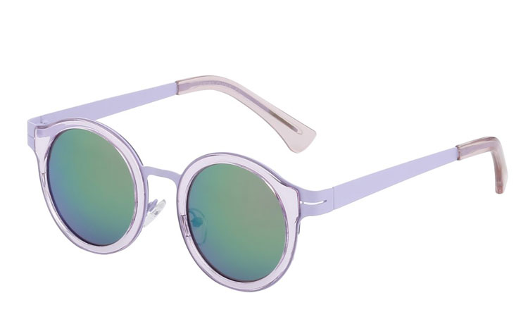 Flot pastelfarvet solbrille i lys lilla. Solbrillen er i et spændende design med gennemsigtig plastik og lys lilla metal med spejlglas i grøn-blå nuancer. Moderigtig design og perfekt til sommeren og sommerens mange festivaller.  | festival-solbriller