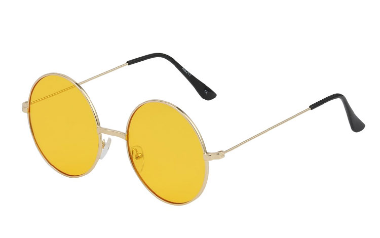 Stor rund metal solbrille med gult glas. Denne solbrille er en større rund model end de andre på webshoppen. Glassene måler 5.6 i diameter og er mere flade en  | festival-solbriller