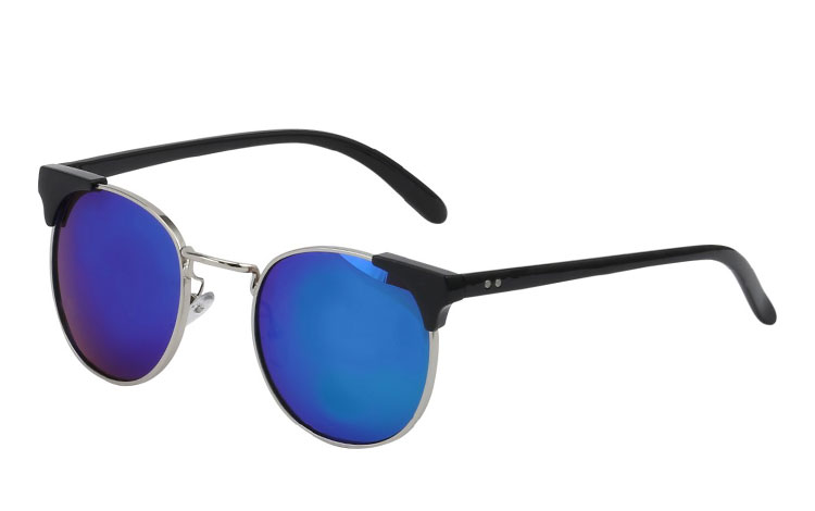 Clubmaster solbriller i sølv metal stel med sorte stænger. Glassene er blå-grønne spejlglas. Lækker og enkelt design i god kvalitet. | search