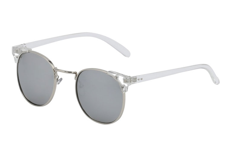 Clubmaster solbriller i sølv metal stel med gennemsigtige stænger. Glassene er i sølvfarvet spejlglas. Lækker og enkelt design i god kvalitet.  | enkelt-klassisk-design