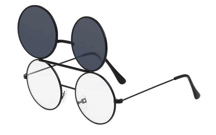 Sort rund metal brille med klart glas, uden styrke med flip up solbrille i sølvfarvet spejlglas.  | runde_solbriller-2