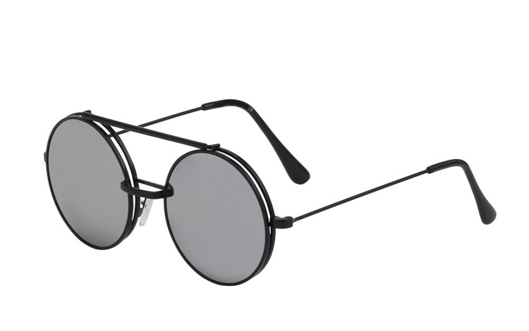 Sort rund metal brille med klart glas, uden styrke med flip up solbrille i sølvfarvet spejlglas.  | klar_glas_briller