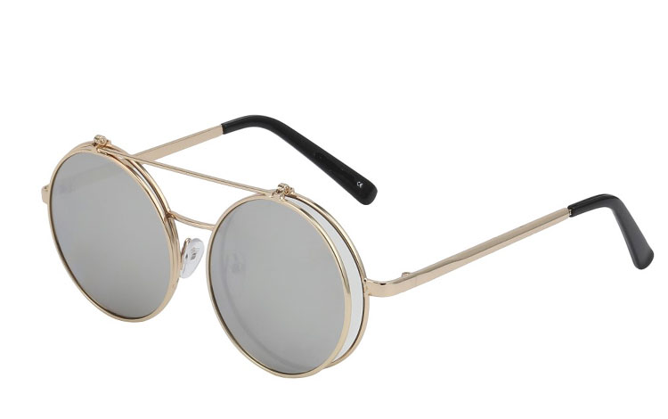 Stor rund brille i guldfarvet stel med klart glas uden styrke med flip up solbrille med sølvfarvet spejlglas.  | solbriller_kvinder