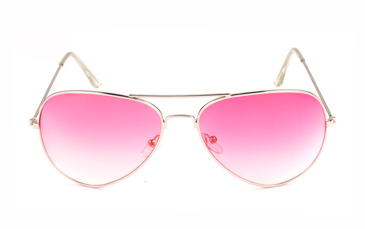 Sølvfarvet aviator solbrille med lyserøde glas. Den lyserøde farve på glasset bliver svagere i farven oppe fra og ned | sjove_udklaednings_briller-2