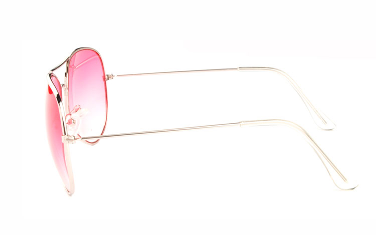 Sølvfarvet aviator solbrille med lyserøde glas. Den lyserøde farve på glasset bliver svagere i farven oppe fra og ned | festival-solbriller-3