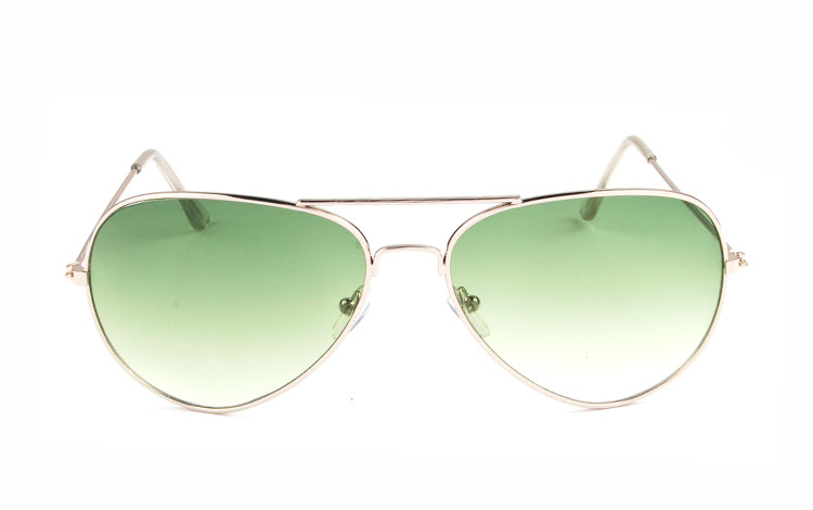 Aviator / pilot solbrille i sølvfarvet stel med grønne glas. Glassets grønne farve bliver svagere i farven, oppefra og ned. | search-2