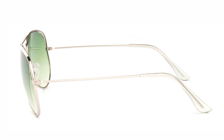 Aviator / pilot solbrille i sølvfarvet stel med grønne glas. Glassets grønne farve bliver svagere i farven, oppefra og ned. | solbriller-farvet-glas-3
