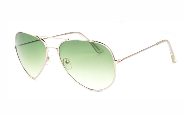 Aviator / pilot solbrille i sølvfarvet stel med grønne glas. Glassets grønne farve bliver svagere i farven, oppefra og ned. | solbriller-farvet-glas