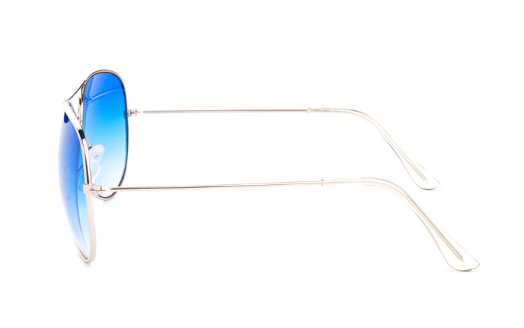 Aviator / pilot solbrille i sølvfavet metal stel med blå glas. Glassets blå farve bliver svagere i farven, oppefra og ned. | sjove_udklaednings_briller-3