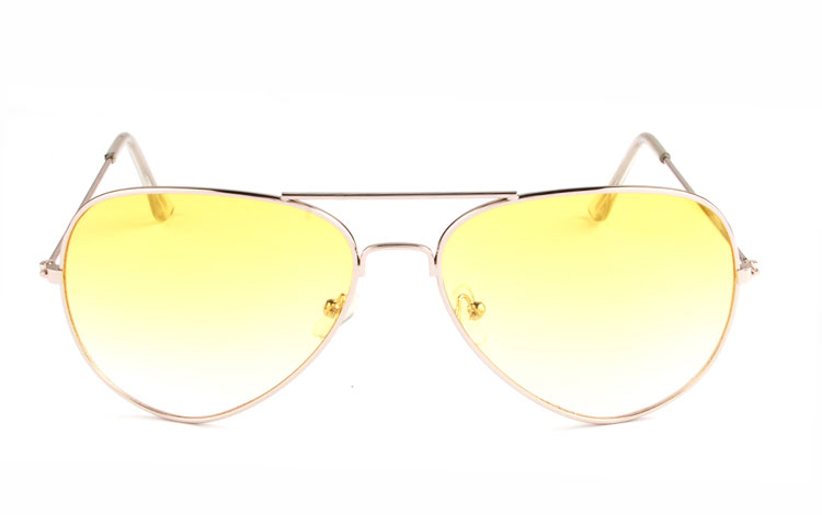 Aviator / pilot solbrille i sølvfarvet metal stel med gule glas. Den gule farve bliver svagere i farven, oppefra og ned. | billige-solbrille-nyheder-2