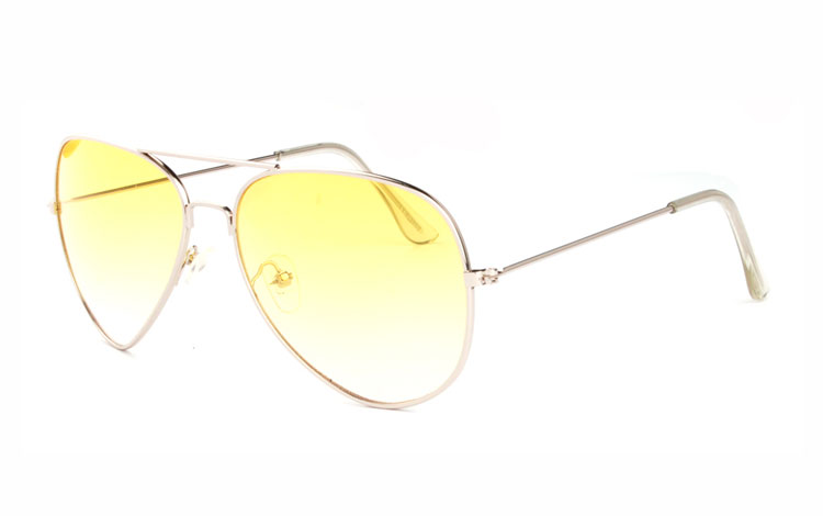 Aviator / pilot solbrille i sølvfarvet metal stel med gule glas. Den gule farve bliver svagere i farven, oppefra og ned. | billige-solbrille-nyheder