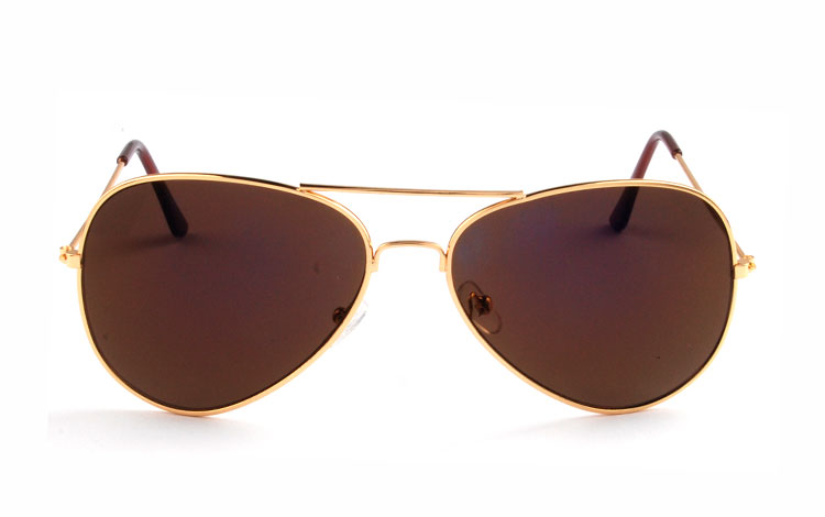 Klassik pilot / aviator solbrille i guldfarvet stel med grå-brune glas. Solbrillen med det kendte dråbe formede design. En bedstsælger år efter år. | search-2