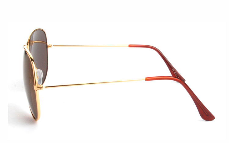 Klassik pilot / aviator solbrille i guldfarvet stel med grå-brune glas. Solbrillen med det kendte dråbe formede design. En bedstsælger år efter år. | pilot_solbriller-3