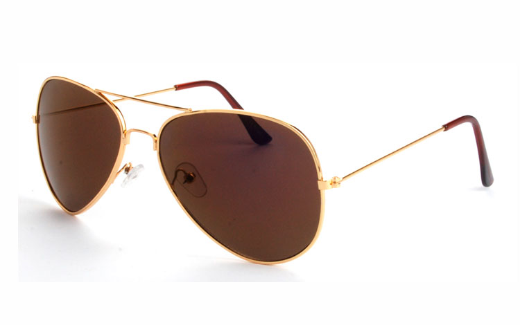 Klassik pilot / aviator solbrille i guldfarvet stel med grå-brune glas. Solbrillen med det kendte dråbe formede design. En bedstsælger år efter år. | billige-solbrille-nyheder