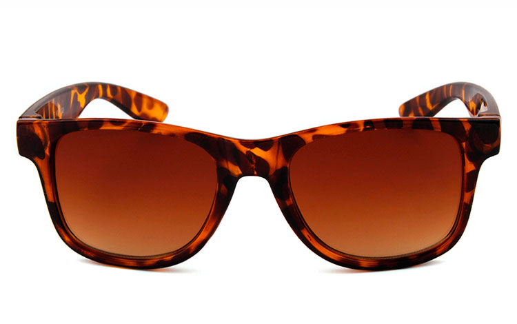 Wayfarer solbrille til BØRN. Enkelt design i flot skilpadde / leopard brunt design med lysbrune glas. UV400 beskyttelse. | search-2