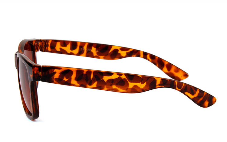 Wayfarer solbrille til BØRN. Enkelt design i flot skilpadde / leopard brunt design med lysbrune glas. UV400 beskyttelse. | wayfarer_solbriller-3