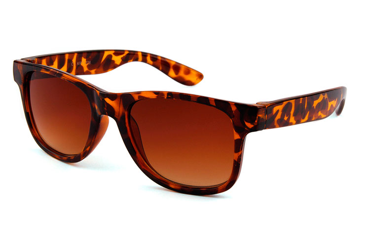 Wayfarer solbrille til BØRN. Enkelt design i flot skilpadde / leopard brunt design med lysbrune glas. UV400 beskyttelse. | billige-solbrille-nyheder