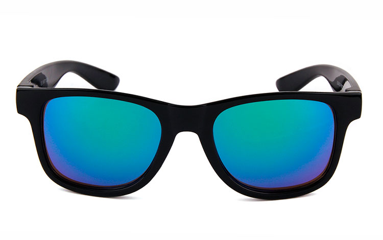 Wayfarer solbrille til BØRN. Enkelt sort design med multifarvet spejlglas i blå-grønne nuancer. UV400 beskyttelse.  | boerne_solbriller-2