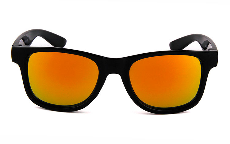 Wayfarer solbrille til BØRN. Enkelt sort design med multifarvet spejlglas i rød-orange nuancer. UV400 beskyttelse.  | populaere_solbriller-2