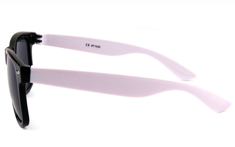 Sort wayfarer solbrille med hvide stænger. En klassiker pimpet lidt op med hvide stænger.  | wayfarer_solbriller-3