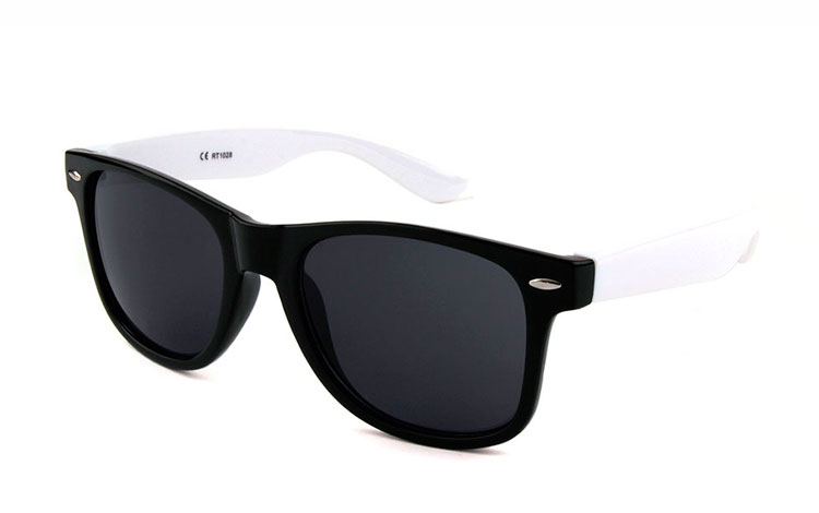 Sort wayfarer solbrille med hvide stænger. En klassiker pimpet lidt op med hvide stænger.  | populaere_solbriller