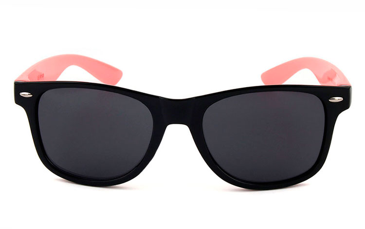 Sort wayfarer solbrille med lyserøde stænger | search-2