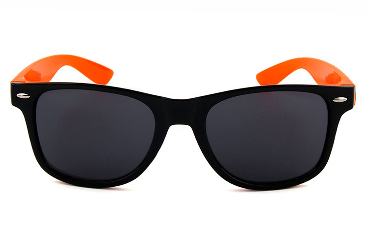 Sort wayfarer solbrille med orange stænger. Unisex design med UV 400 | billige-solbrille-nyheder-2