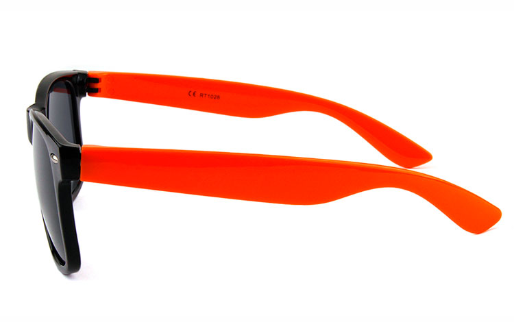 Sort wayfarer solbrille med orange stænger. Unisex design med UV 400 | solbriller_maend-3