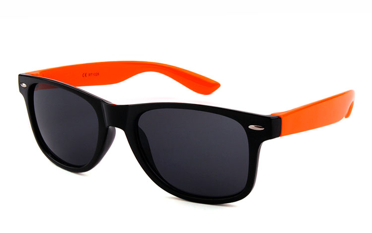 Sort wayfarer solbrille med orange stænger. Unisex design med UV 400 | wayfarer_solbriller