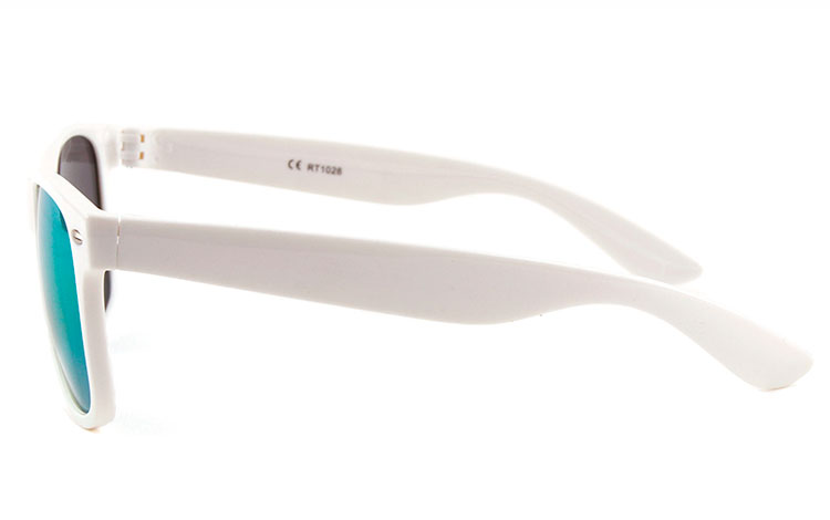 Hvid wayfarer solbrille med blålige spejlglas. Unisex model, kan bruges af både mænd og kvinder | solbriller_maend-3