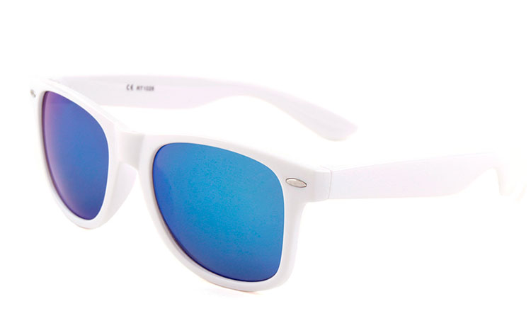 Hvid wayfarer solbrille med blålige spejlglas. Unisex model, kan bruges af både mænd og kvinder | search
