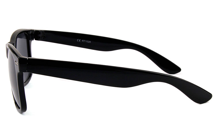 Sort wayfarer klassiker med grå-blå glas. Unisex model, kan bruges af både mænd og kvinder. UV400  | billige-solbrille-nyheder-3