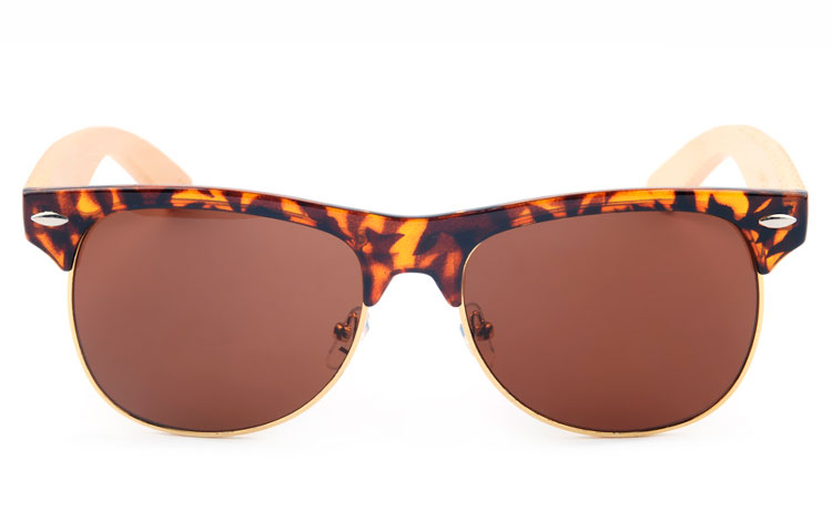 Clubmaster solbrille i med lyse bambus stænger. Stellet er i brunt skildpadde / leopard design med sølvfarvet metal. | tr��-solbriller-bambus-2
