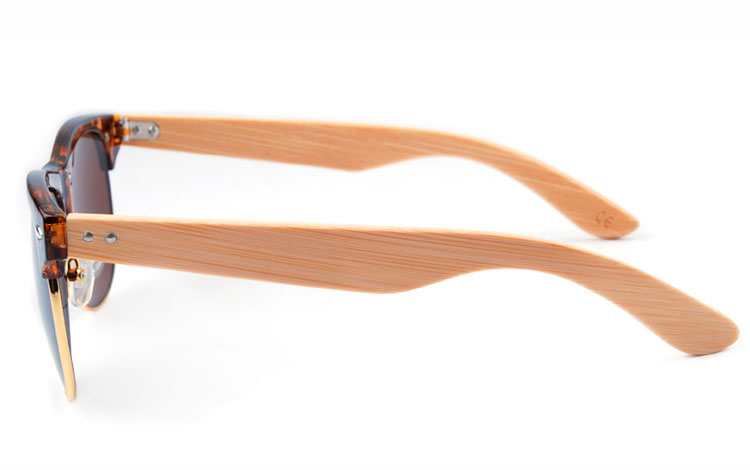 Clubmaster solbrille i med lyse bambus stænger. Stellet er i brunt skildpadde / leopard design med sølvfarvet metal. | tr%EF%BF%BD%EF%BF%BD-solbriller-bambus-3