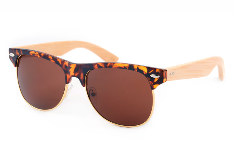 Clubmaster solbrille i med lyse bambus stænger. Stellet er i brunt skildpadde / leopard design med sølvfarvet metal. | solbriller_kvinder