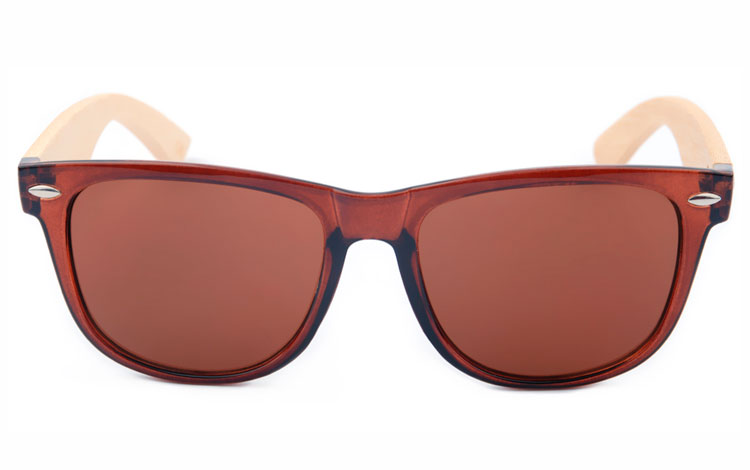 Wayfarer solbrille i brunt design med lyse bambus stænger | tr%C3%A6-solbriller-bambus-2