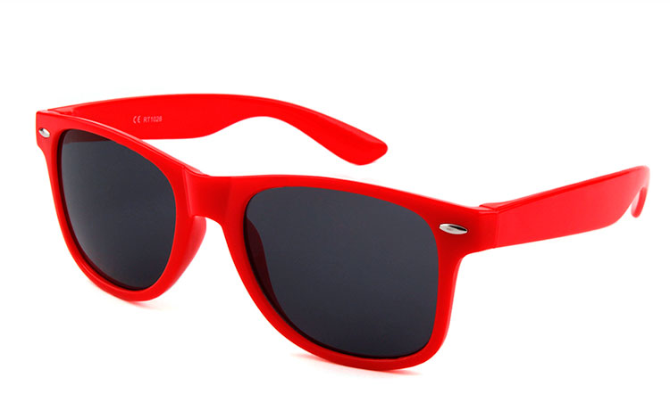 Rød wayfarer solbriller med grå-sorte glas | billige-solbrille-nyheder