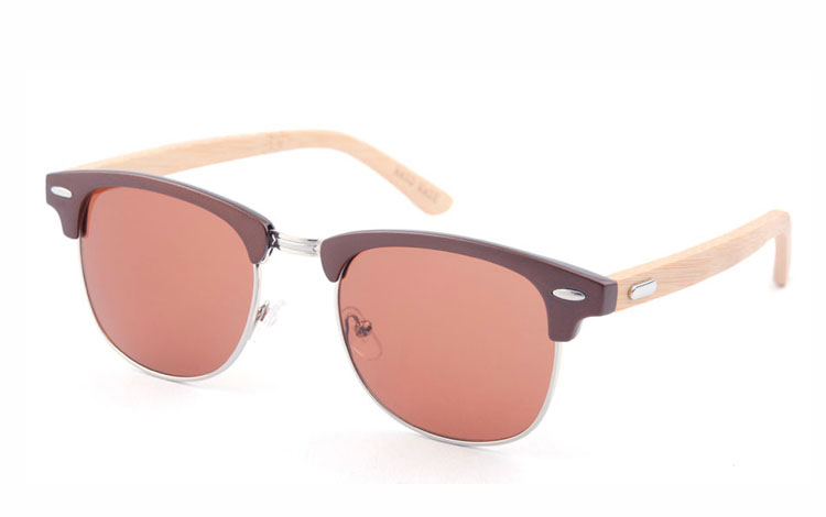 Clubmaster solbrille i brunt design med lyse bambus stænger. Unisex model til både kvinder og mænd | billige-solbrille-nyheder
