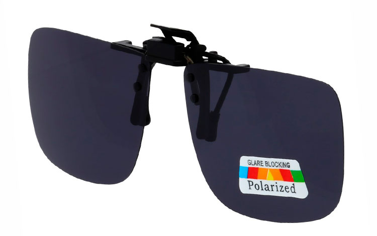 Firkantet clip-on solbriller med mørke polaroid glas. Clip-on solbrillerne kan du sætte oven på dine alm. briller | solbriller_med_moerkt_glas